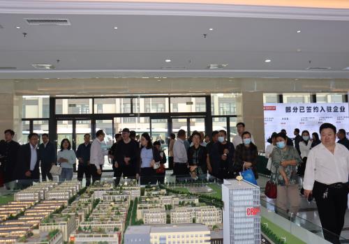 “選擇山東”高端裝備產(chǎn)業(yè)走進(jìn)中白新材料產(chǎn)業(yè)園參觀考察